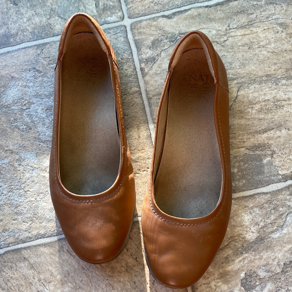 Camel/tan Naturalizer flats